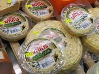 Tirgotāji: Veikalos lielāko daļu no siera un biezpiena sortimenta veido Latvijā ražotā produkcija
