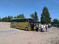 Tūristu autobuss pie mola iestieg smiltīs