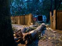 Papildināts – Vējš nolauzis pusotra desmita koku, sabojāta infrastruktūra un īpašums; sola jaunu vētru