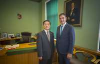 Liepāju darba vizītē apmeklē Korejas misijas vadītājs Latvijā Songdžins Hans