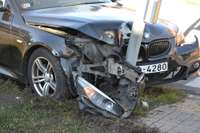 Papildināts (ar foto) – Pēc sadursmes ar ”Opel” ”BMW” trāpa stabā