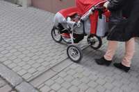 Drošā vietā nogādā pamestus bērnu ratiņus