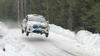 Sesks ilgstoši cīnās par vadību WRC posmā, bet dienas pēdējos dopos zaudē 35 minūtes