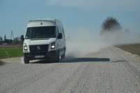 Dienvidkurzemē teju 37 kilometrus grants ceļu apstrādās pret putekļiem