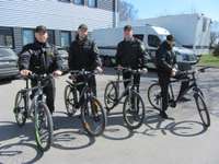Policisti patrulē ar jauniem velosipēdiem
