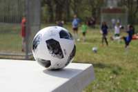 Liepājas bērnu namam uzdāvina futbola vārtus, bumbas un bučus