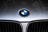 Brīvības ielā “BMW” vadītāja neskatās, kur brauc, un mūk no negadījuma vietas