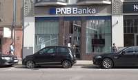 “PNB bankas” klienti Liepājā veido garas rindas pie citu banku filiālēm