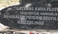 Atceras Latvijas militārās jūrniecības dibinātāju Arčibaldu Keizerlingu