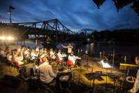 Brīvā atmosfērā aizvada koncertu, kas veltīts Oskara Kalpaka tilta atjaunošanai