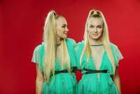 Dvīņu māsas Rozes no Liepājas iekļuvušas šova “X Faktors” finālā