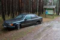 Medzes pagasta mežā pamet automašīnu “Mercedes”