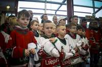 Mazie Liepājas hokejisti saņem dāvinājumā vārtsarga ekipējumu