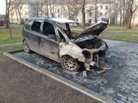 Šķēdes ielā sadegusi automašīna “Opel”