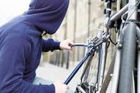 Nozagts pie veikala novietots velosipēds