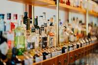 Valdība atbalsta priekšlikumu atļaut alkoholisko dzērienu tirdzniecību internetā
