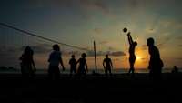 Dienas prieks: Cilvēki uztur sportisko formu ar “pašizolācijas” volejbolu