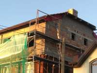 Būvvalde: Nelikumīgi uzceltam stāvam var likt jumtu