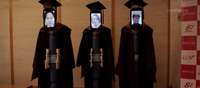 Dienas prieks: Japānas studenti izmanto tehnoloģijas, lai “klātienē” saņemtu diplomus