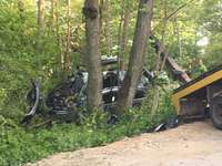 Autovadītājs 2,56 promiļu reibumā ar ”BMW” ietriecas kokā, dzīvību zaudē 15 gadu veca meitene