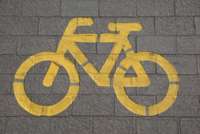 Piedzēries velosipēdists traucē satiksmi Oskara Kalpaka ielā