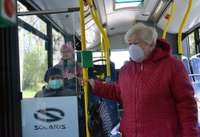 Sabiedriskajā transportā mutes un deguna aizsegs būs jāvalkā arī pēc ārkārtējās situācijas beigām
