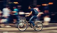 Aptauja: 47% autovadītāju vasaras laikā mēdz pārvietoties ar velosipēdu