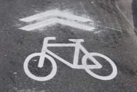 Alejas ielā notriec velosipēdistu