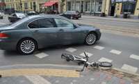 Lielā ielā velosipēdiste saduras ar automašīnu