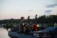 Ģitārists Gints Smukais ezerā uz peldošas skatuves atklāj savu otro albumu ”Thaw”