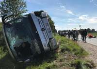 Autobusa un vieglās automašīnas sadursmē deviņi cietušie