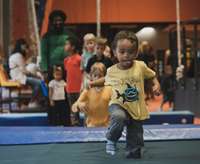 Liepājas Olimpiskā centra vieglatlētikas manēžā aizvadīta sporta spēļu diena reemigrantu ģimenēm