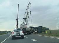 Uz Liepājas šosejas pie Grobiņas notikusi divu kravas un vieglās automašīnas sadursme