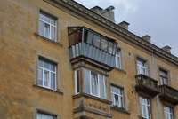 Satraucas par bīstamu balkonu Liepājas centrā virs gājēju galvām