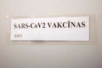 Pirmie cilvēki Latvijā saņēmuši vakcīnu pret Covid-19