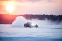 Trīs vadītāji iemēģina pirmo ziemas sānslīdi un noraujas par agresīvu braukšanu