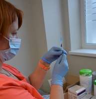 Mediķi akcentē vakcinēšanās pret Covid-19 ieguvumus. Top potēšanas kabineti, vakcinētie pārliecina šaubīgos