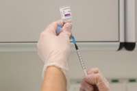Nākamnedēļ pret Covid-19 sāks vakcinēt hroniski slimo bērnu ģimenes