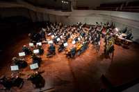 Foto: Ar vērienīgu tiešraides koncertu Liepājas Simfoniskais orķestris noslēdz savu 140.sezonu