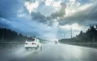 8 ieteikumi, kā lietus laikā braukt droši