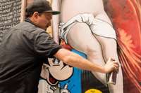 Iespaidīgu sienas gleznojumu Liepājā veido pasaulslavenais itāļu grafiti mākslinieks OZMO