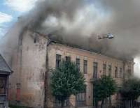 Aizputē nodzēsts ugunsgrēks neapsaimniekotā divstāvu mūra ēkā