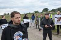 Dzīvnieku aizstāvji pulcējas līdzjūtības akcijā pie “Kurzemes gaļsaimnieka”
