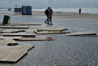 Izsvaidītas pludmales taku dēļu grīdas, apgāzti konteineri, applūdušas garderobes. Liedagu izārda vēja brāzmas