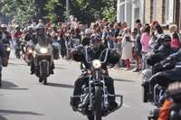 ”Seeburg bikerland” rūciens Grobiņā pulcē daudz dalībnieku un skatītāju