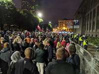 Rīgas centrā vairāki tūkstoši cilvēku pulcējas protestā “pret obligātu vakcināciju” pret Covid-19
