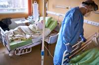 Slimnīcā ārstējas 75 kovida pacienti, miris – viens