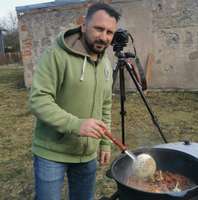 No nostalģijas līdz Kaukāza virtuvei. Liepājnieks Ivo Tikums ēdienu gatavo dārzā uz uguns