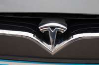 “Tesla” Dzintaru ielā nedod ceļu “Fordam”