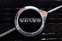 No “Volvo” piekabes atdalījies ritenis taisnā ceļā atrod “Audi”